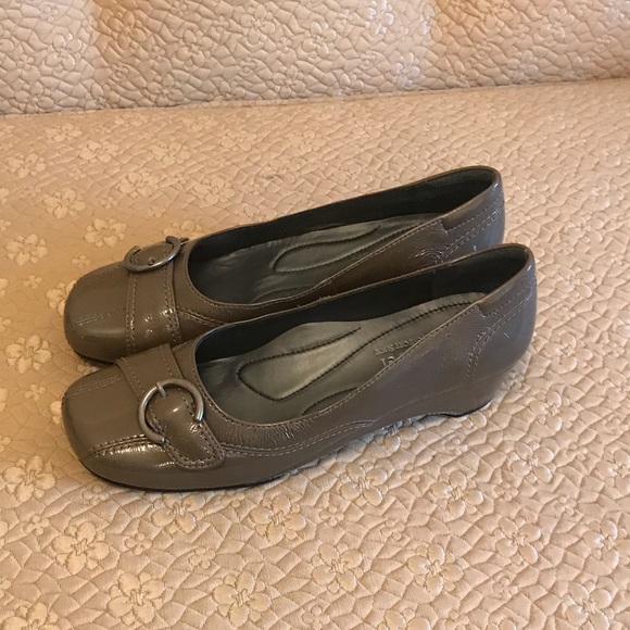 Josef Seibel taupe patent wedge heel pump, size 38 - Picture 2 of 8